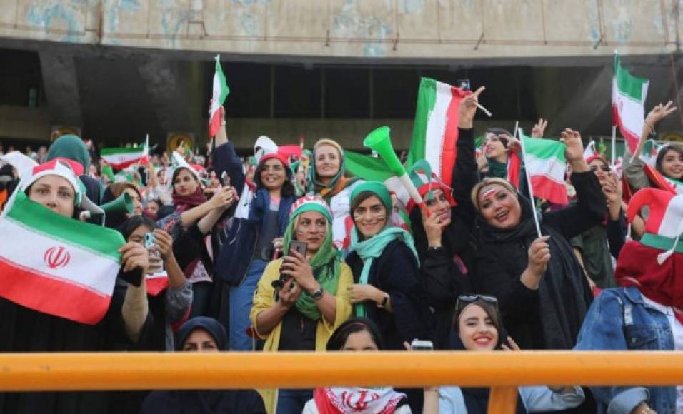 Las mujeres iraníes han roto este jueves un tabú con su entrada al estadio Azadi de Teherán, donde fueron las protagonistas indiscutibles del partido clasificatorio del Mundial entre las selecciones de Irán y Camboya.