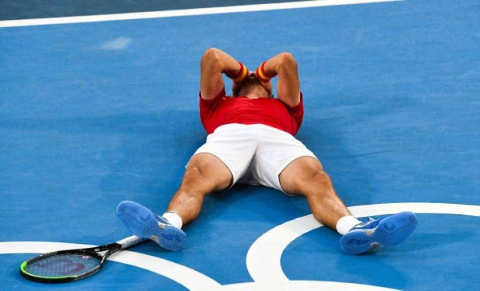 El festejo de Pablo Carreño después de vencer a Novak Djokovic en el partido por el bronce de los Juegos Olímpicos de Tokio 2021.