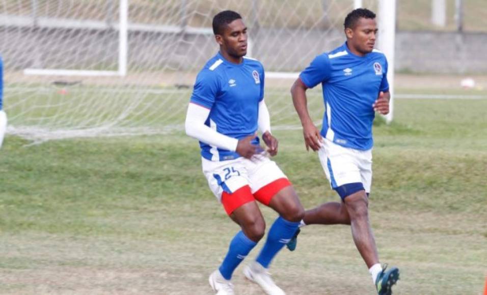 Beckeles: El lateral derecho entró en conversaciones con el Olimpia y espera lograr un acuerdo para jugar en el club olimpista.'Creo que esta semana se puede arreglar todo, puede ser hoy, puede ser mañana, esperemos que todo se de, de mi parte estoy muy contento', dijo.