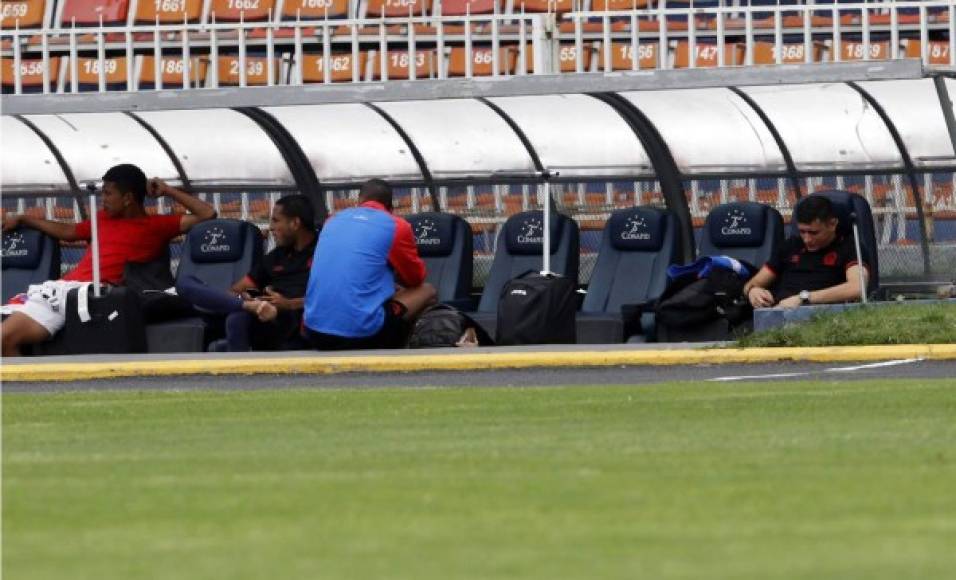 Harold Foseca se sentó solo tras llegar el aeropuerto. El portero se mostró triste por la eliminación.