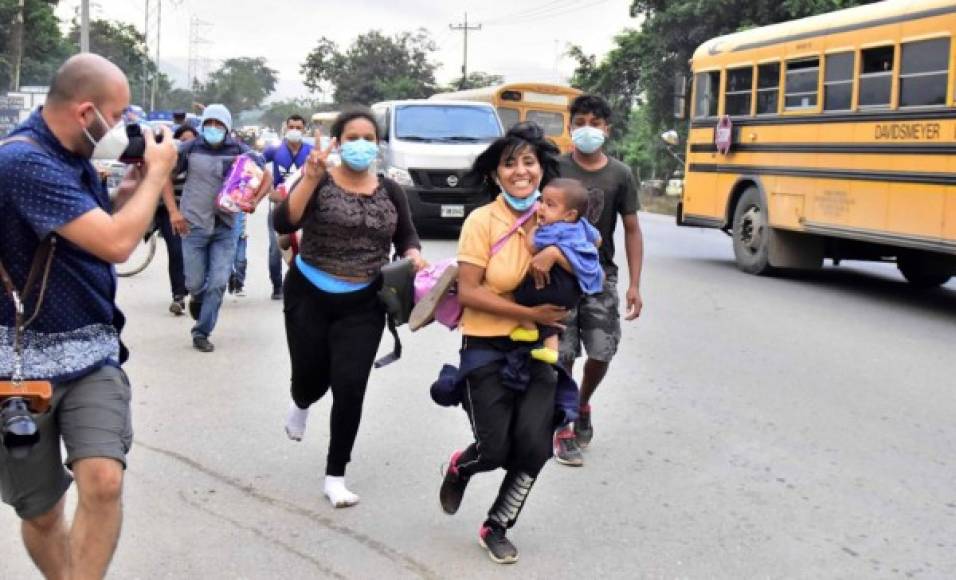 Al menos 3.000 hondureños salieron este viernes en una caravana hacia Estados Unidos con la ilusión de mejorar sus condiciones de vida, pero antes tendrán que sortear las restricciones impuestas en Guatemala y México. EFE