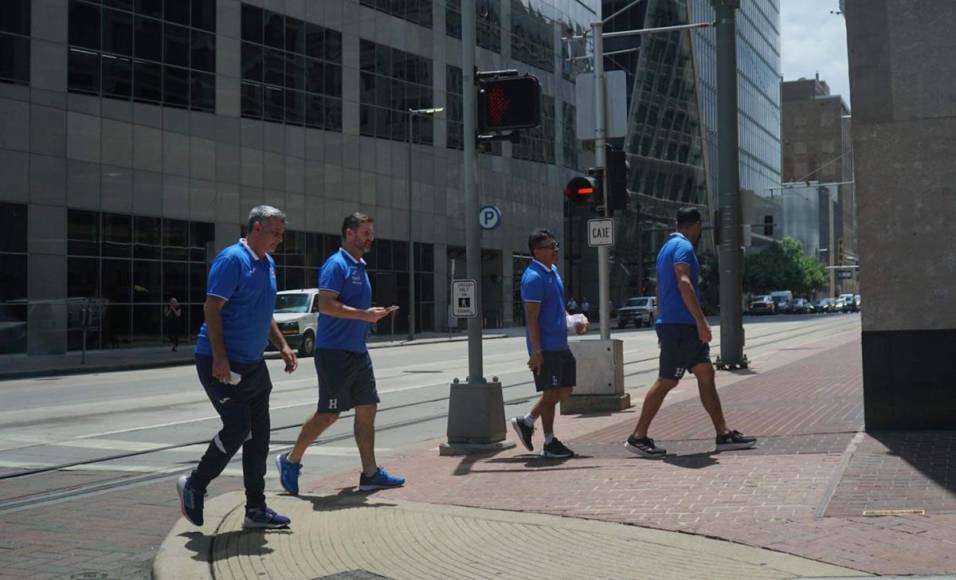 Antes del entrenamiento, Diego Vázquez y su cuerpo técnico recorrieron las calles del downtown de Houston.