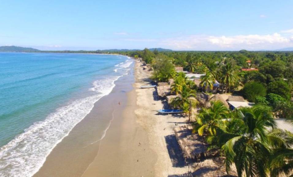 No se puede quedar sin visitar el ambiente fiestero en Triunfo de la Cruz. Se ubica a diez kilómetros de Tela, Atlántida, el desvío está a mano izquierda en la carretera CA-13 que conduce a La Ceiba.