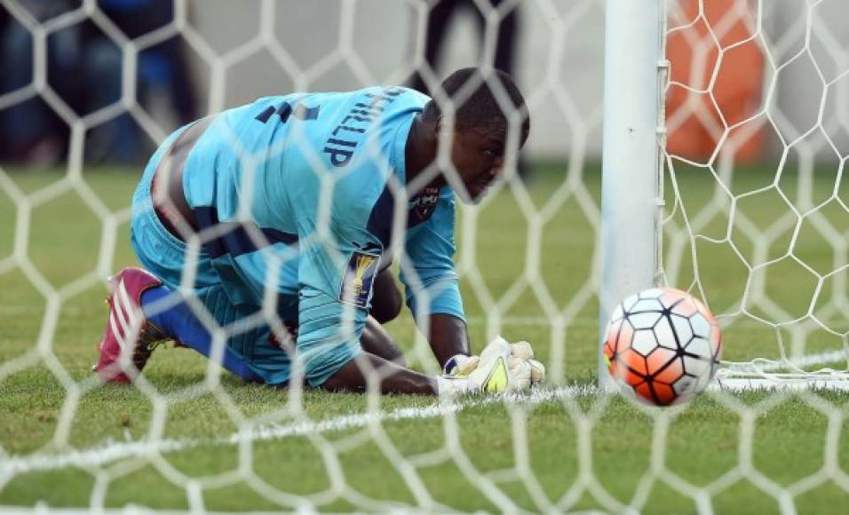 Marvin Phillip observa el balón tras un gol de penal de Panamá. Foto AFP