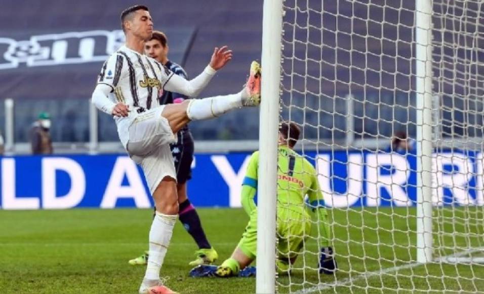 El último gol de Cristiano Ronaldo se remonta al 7 de abril, cuando anotó el 1-0 en el triunfo por 2-1 contra el Napoli. Desde entonces, no ha visto puerta contra Génova, Parma y Fiorentina, además de perderse por lesión la visita al Atalanta. <br/><br/>Incluso, en dicho partido frente a los napolitanos falló un increíble gol, se frustró y dio un patada al poste.