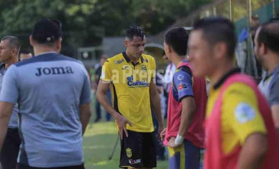 Ángel Tejeda le lanzó agua al aficionado en el momento que estaba siendo atendido tras un encontronazo con el defensor Samuel Córdova.