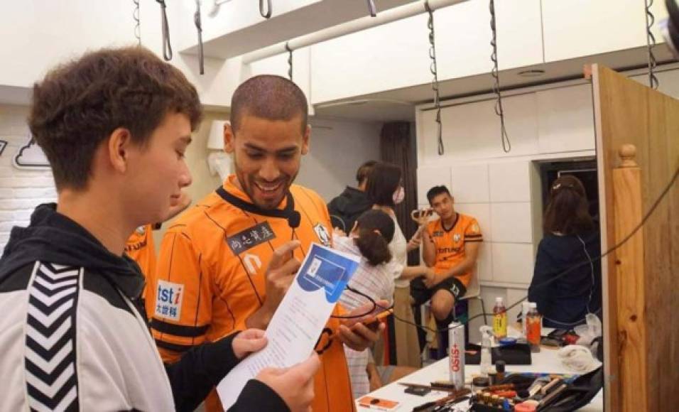 El defensor hondureño Luis Galo nos dio detalles de las medidas que han tomado en el fútbol de Taiwán por el coronavirus: 'Los suplentes andan con mascarillas. Al entrar al estadio debemos de medirnos la temperatura, si tenemos algún síntoma no podemos jugar ese partido y se nos manda de regreso a la casa, puntualizó.