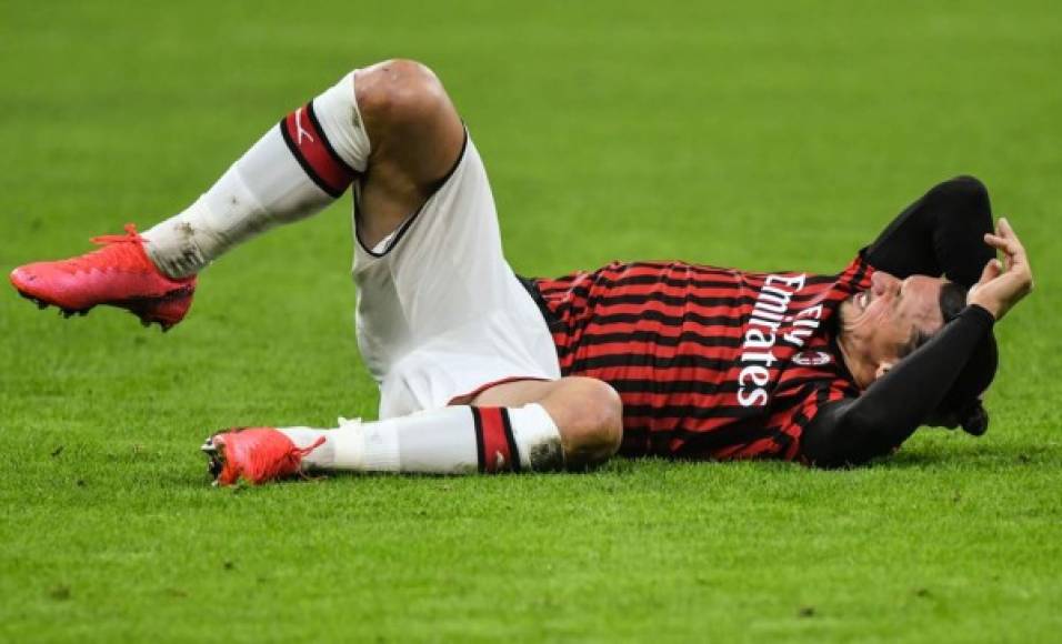 Ibrahimovic se duele después de recibir una falta en el partido. Foto AFP
