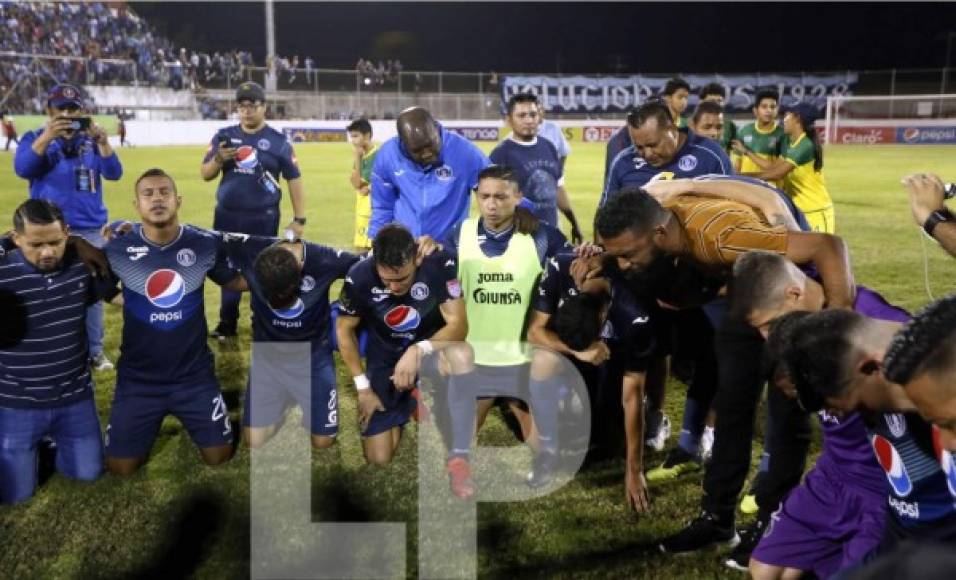 Los jugadores del Motagua realizaron una oración después del partido.