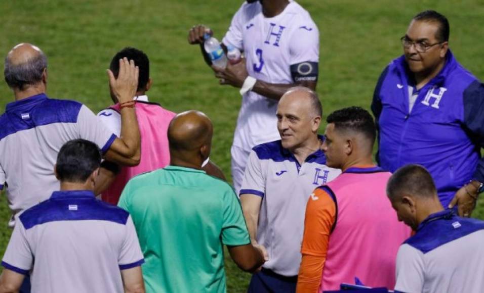 Fabián Coito saludando al técnico de Martinica al final del partido.