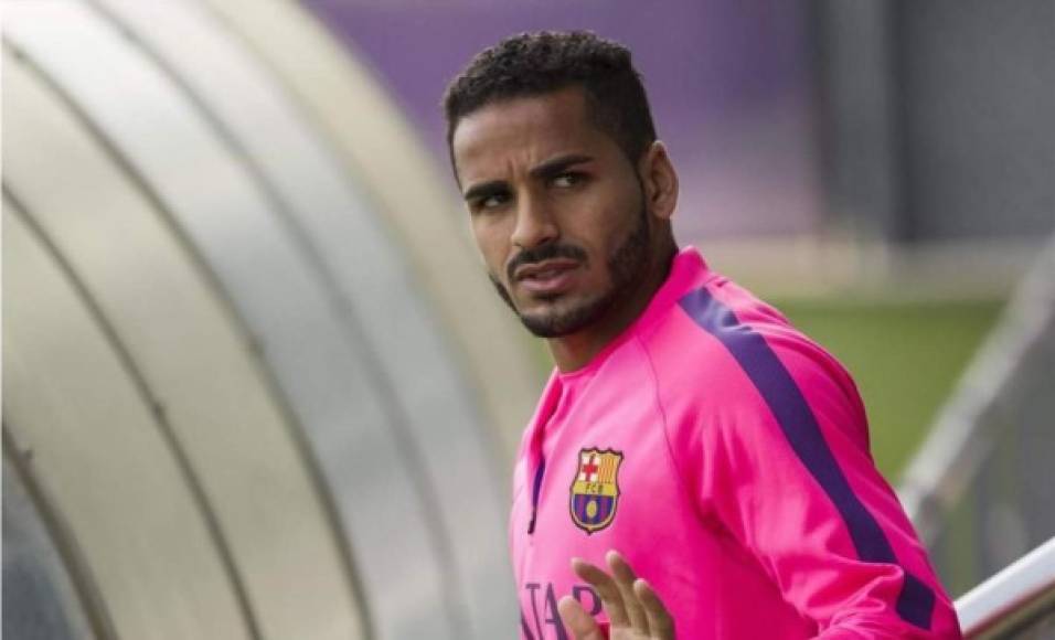 ¡Salida inminente! Douglas Pereira está a punto de dejar el Barça. Será cinco años después de haber firmado por el club azulgrana en una operación inesperada, especialmente porque en ese momento nadie sabía muy bien quién era aquel lateral derecho que llegaba del Sao Paulo. Y en ese período tras haber disputado sólo tres partidos con el Barça y haber sido cedido también en tres ocasiones, Douglas se prepara para desvincularse del club azulgrana sin dejar apenas huella de su paso.