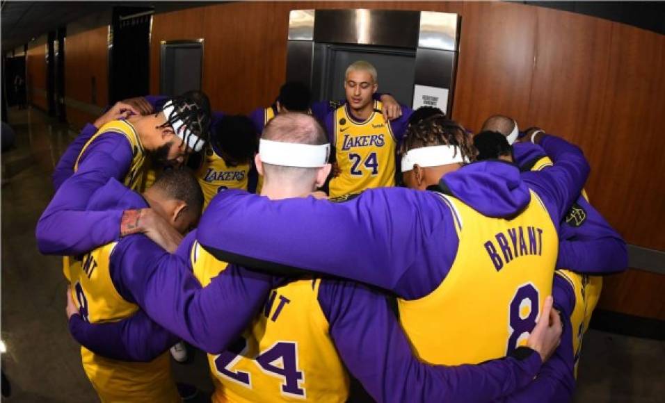Los jugadores de los Lakers realizaron una oración antes de salir al partido contra los Blazers de Portland.