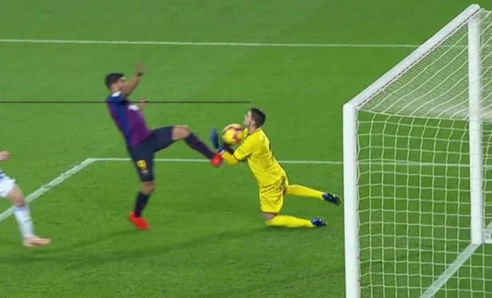 La polémica del juego llegó con el gol de Luis Suárez. El uruguayo remató a la red un rechace de un tiro de Messi pero chocó con el portero del Leganés Cuéllár, que incluso tuvo que ser atendido.