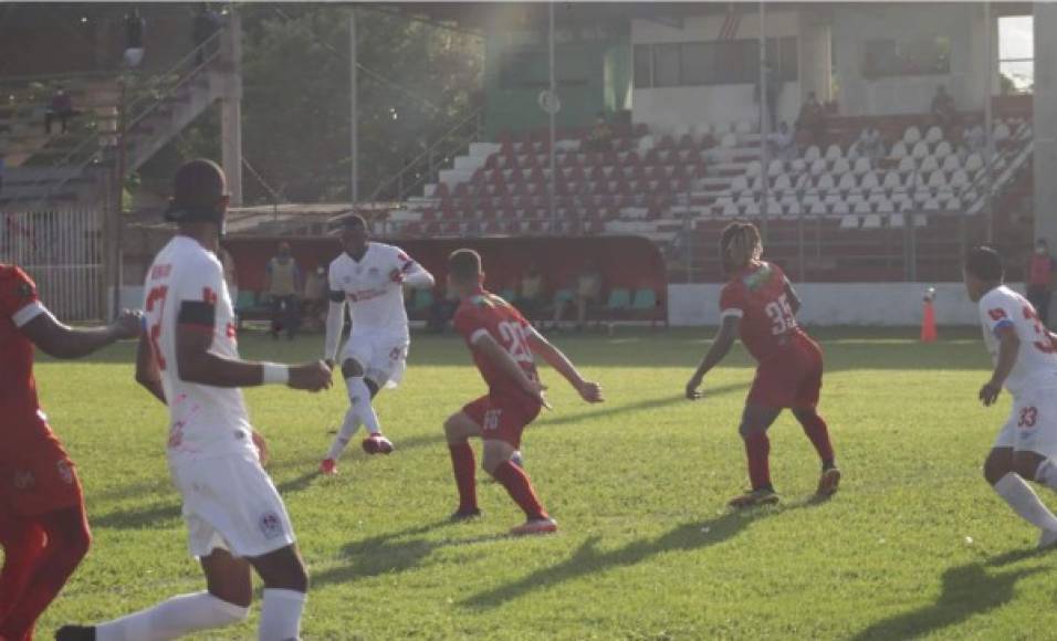 Momento en el que Yustin Arboleda va a disparar de derecha para marcar el 0-1 del Olimpia tras asistencia de Jerry Bengtson. Foto Edgar Witty