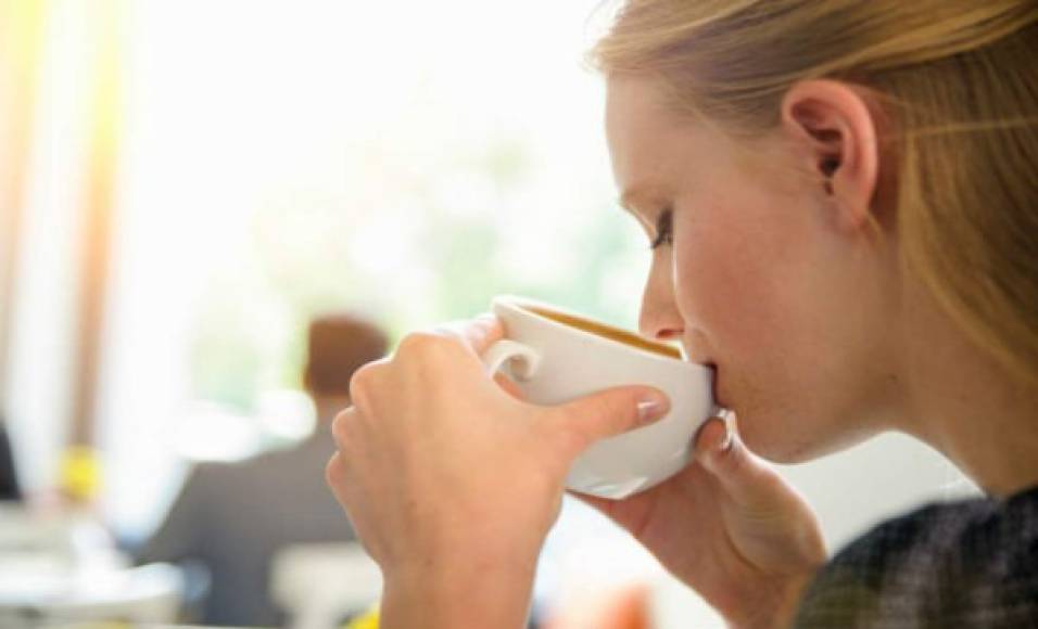 Tomar café el día de resaca no ayuda a mejorar la situación. Es un estimulante gástrico por lo que puede empeorar el dolor de estómago.