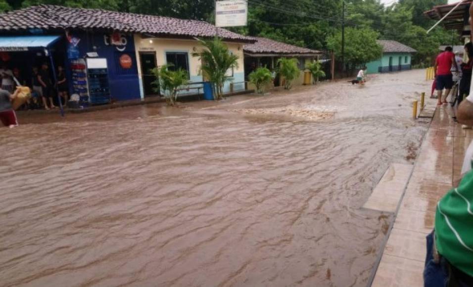 Más de 30,000 personas no pueden salir de sus casas ante el aumento de la corriente de agua. Están parcialmente incomunicadas las comunidades de Concepción de María y Playa Negra en el municipio de Namasigüe, adonde la cantidad de agua que está retenida en una cosechadora amenaza con inundar una comunidad.