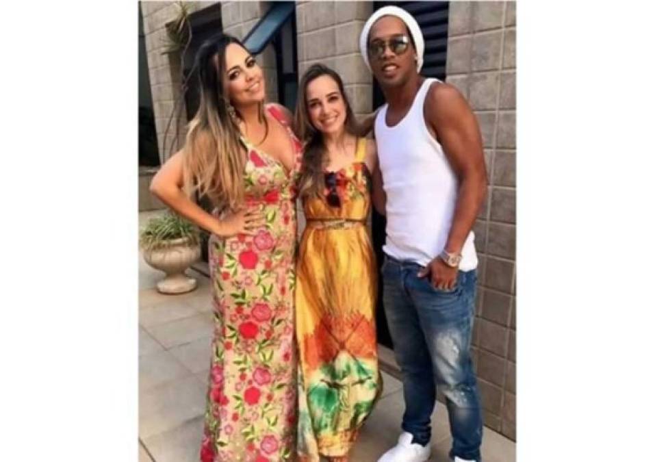 Medios brasileños revelaron que Ronaldinho se iba a casar en agosto y dejaría atrás una vida de soltería. Pero lo llamativo es que lo hará con dos mujeres: sus novias, Priscilla Coelho y Beatriz Souza.