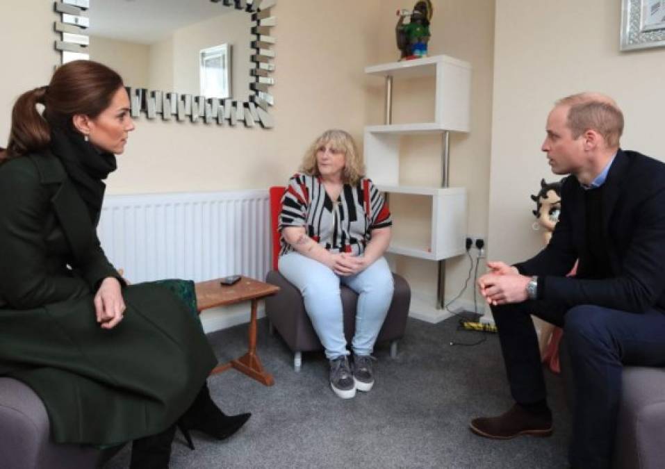 El Príncipe William y Kate conversaron con los lugareños para ver de primera mano las necesidades y problema habitacional que enfrenta el pueblo. <br/>En foto con Christina Jackson en su casa durante una visita a Kirby Road en Blackpool.
