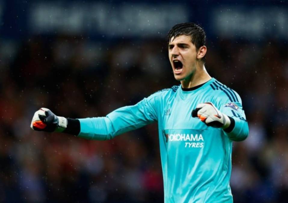 Real Madrid's Belgian goalkeeper Thibaut Courtois reacts to concedeing a second goal during the Spanish league football match between FC Barcelona and Real Madrid CF at the Camp Nou stadium in Barcelona on October 28, 2018. (Photo by GABRIEL BOUYS / AFP)