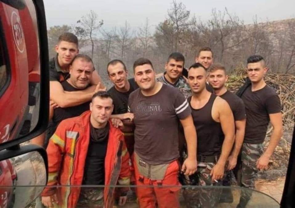 Medios internacionales divulgaron esta imagen que muestra al primer equipo de bomberos en atender el incendio en el puerto de Beirut. Los tres que intentaron abrir las puertas del almacén y el resto que esperaba en el camión de bomberos.