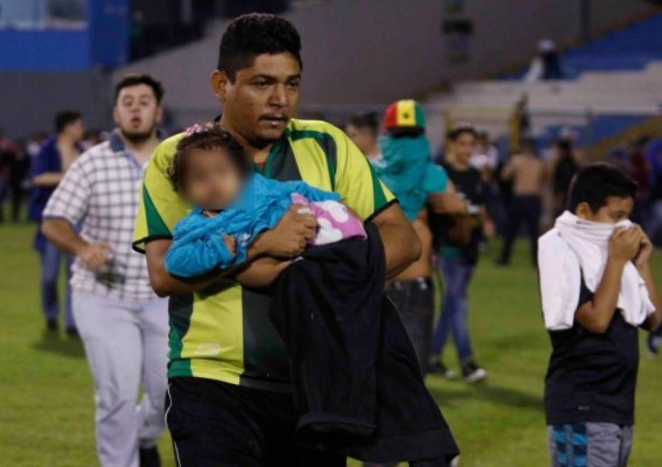 El partido, que iba ganando el Real España por 2-0, fue suspendido debido a los disturbios.