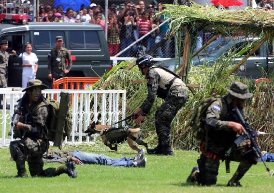 Demostración de un operativo militar en el estadio Nacional.