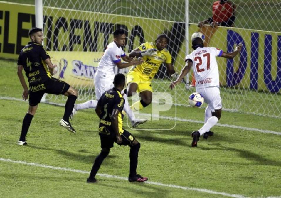 Secuencia de la oportunidad que se perdió Jerry Bengtson frente a la portería de Luis 'Buba' López.