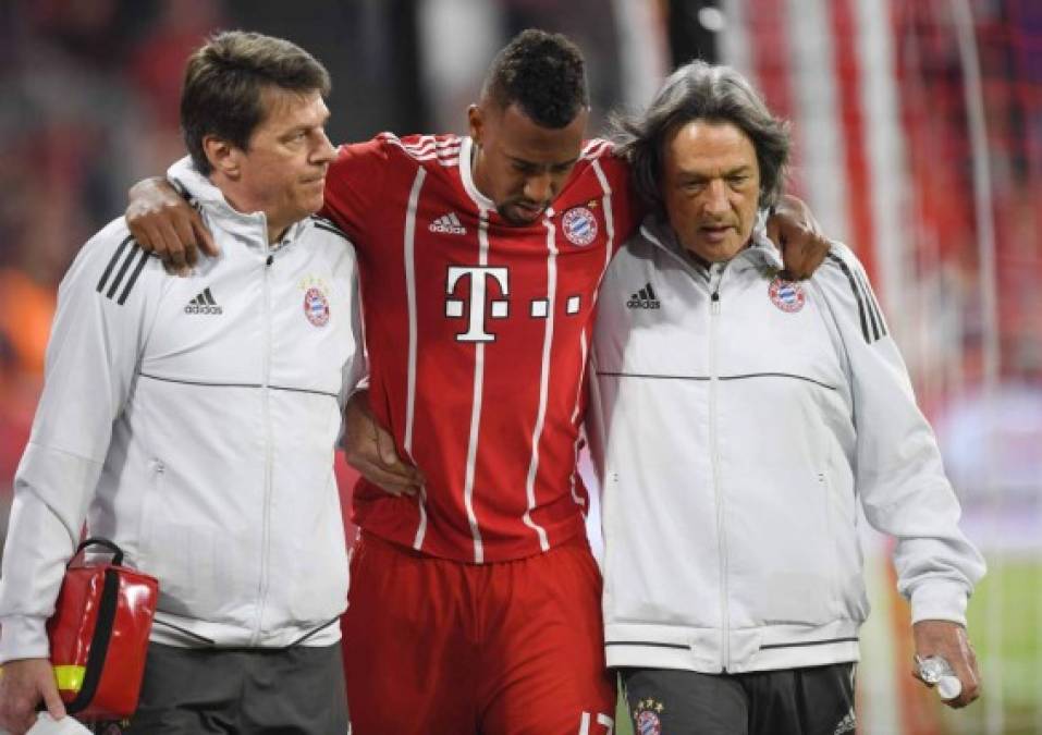 El central Jerome Boateng también salió lesionado en el Bayern en la primera parte.