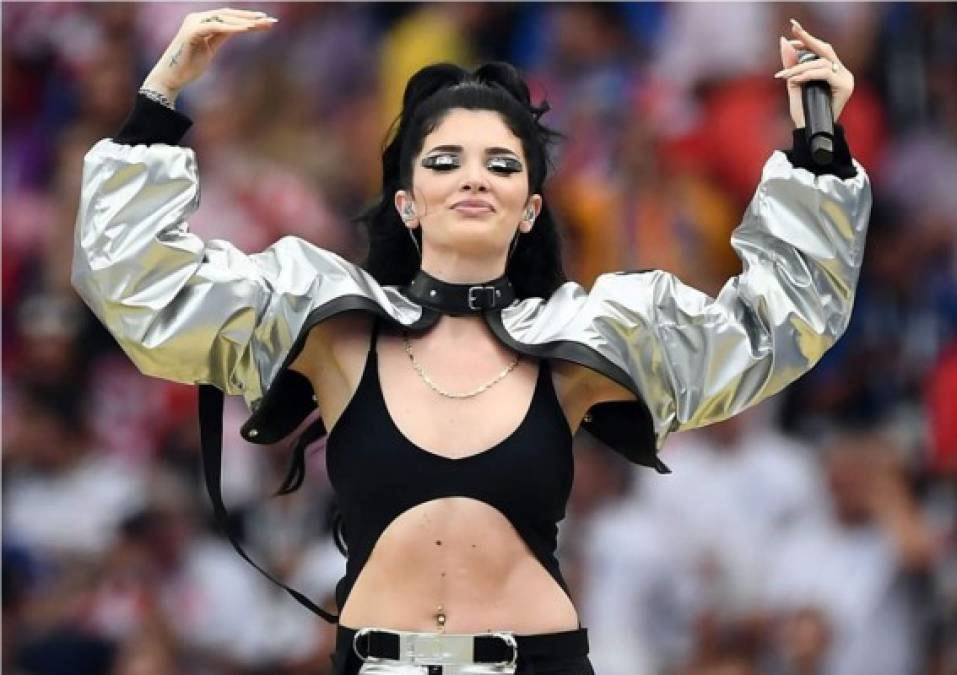 La bellísima cantante albanokosovar Era Istrefi cantó en la ceremonia de clausura del Mundial de Rusia 2018 antes de la final entre Francia y Croacia. Foto AFP