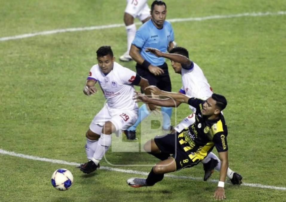 José Alejandro Reyes recibe una falta por la espalda de Ever Alvarado ante la mirada de Héctor Rodríguez.