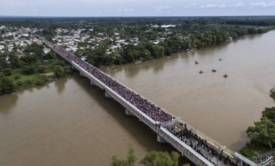 La caravana permanece en el puente sobre el río Suchiate. Las mujeres y los niños han tenido la preferencia y han sido llevados a un albergue en Tapachula, México, mientras otros esperan del lado guatemalteco. Hasta el momento se conoce que unos 5,000 permanecen en la caravana y 2,000 se han regresado a Honduras sin haber cumplido su sueño de tocar suela americano.