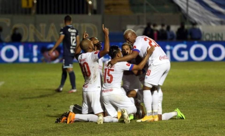 El festejo de los jugadores del Olimpia tras el autogol de Marcelo Santos, que significó el 0-3.