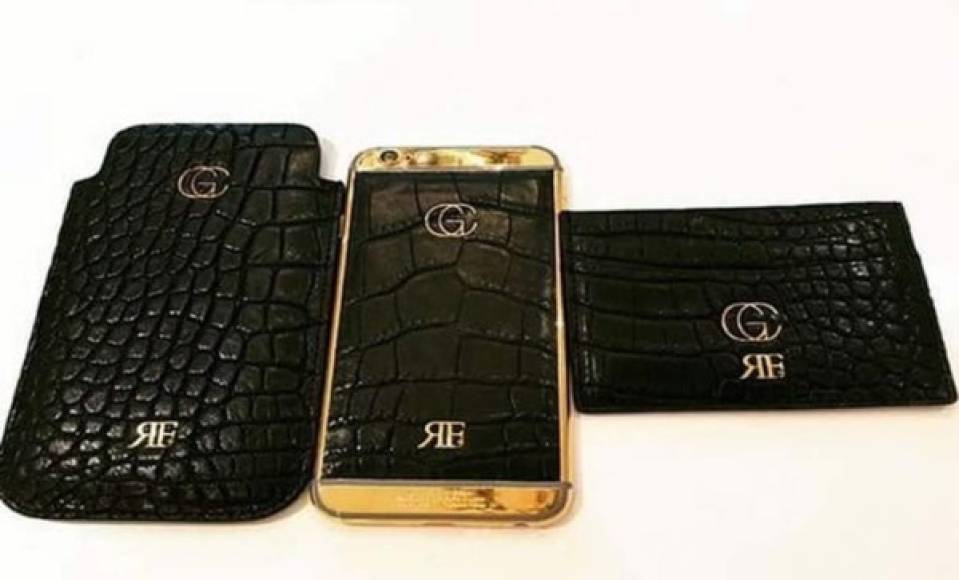 Radamel Falcao y su exclusivo celular. El delantero colombiano se mandó a hacer con un celular hecho en oro de 24 quilates con ambigramas con sus iniciales diseñados en exclusiva por la marca Golden Concept.