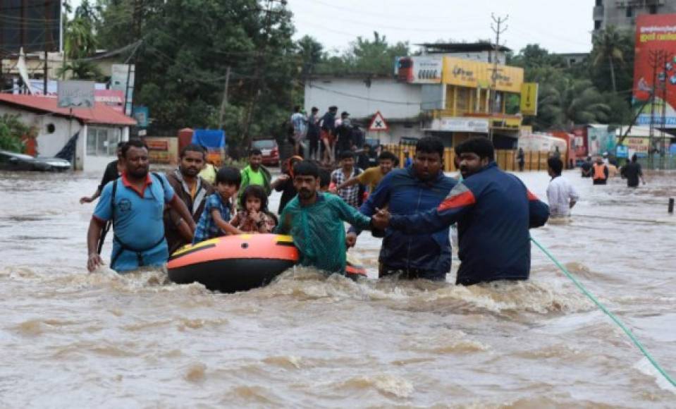 La situación es más grave en la ciudad de Chengannur, situada a unos 120 km al norte de la capital de Kerala Thiruvananthapuram, luego de que quedara desconectada del mundo durante cuatro días.