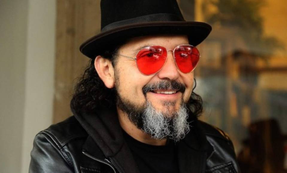 Reyli Barba Arrocha es un cantautor, compositor y actor mexicano, exvocalista de la agrupación Elefante; fue reemplazado por Jorge Guevara a partir de 2004. Actualmente trabaja como solista. Es originario natal de la ciudad de Pichucalco, Chiapas y criado en un municipio cercano llamado Juárez.