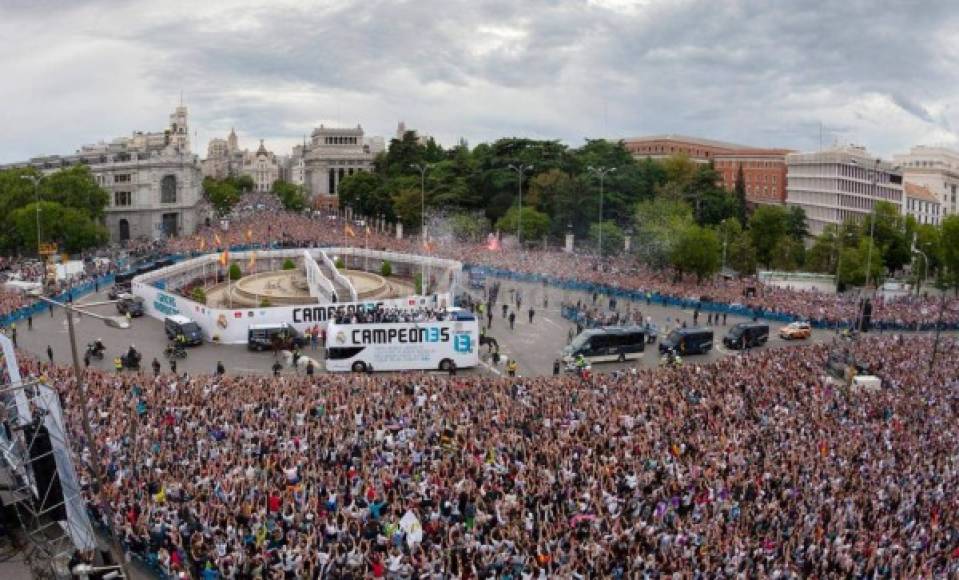 La Plaza Cibeles se llenó de madridistas que celebraron con la plantilla del Real Madrid.