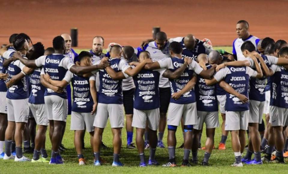 La Selección de Honduras juega hoy a las 7:30 pm en el estadio Olímpico contra Chile, dirigida por el colombiano Reinaldo Rueda y exentrenador de la Bicolor, en un duelo picante. Respecto a la goleada de 4-0 ante Puerto Rico, para el duelo ante chilenos hay varios cambios en el 11 titular.