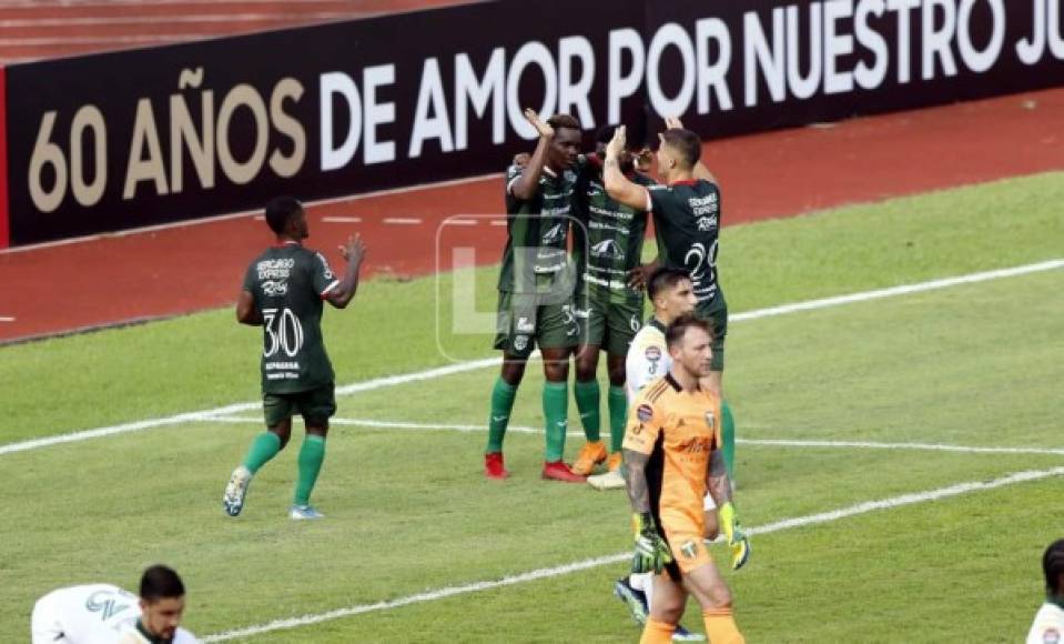Brayan Castillo es felicitado por sus compañeros tras marcar su primer gol con el Marathón en la Concachampions.