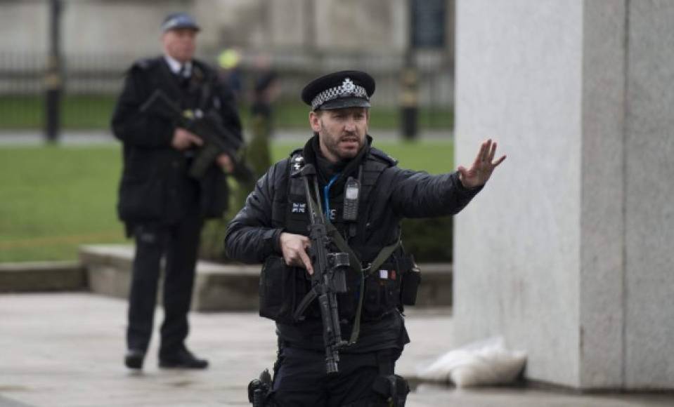 En Londres, las fuerzas de seguridad británicas reforzaron la seguridad tras el ataque terrorista del pasado miércoles.