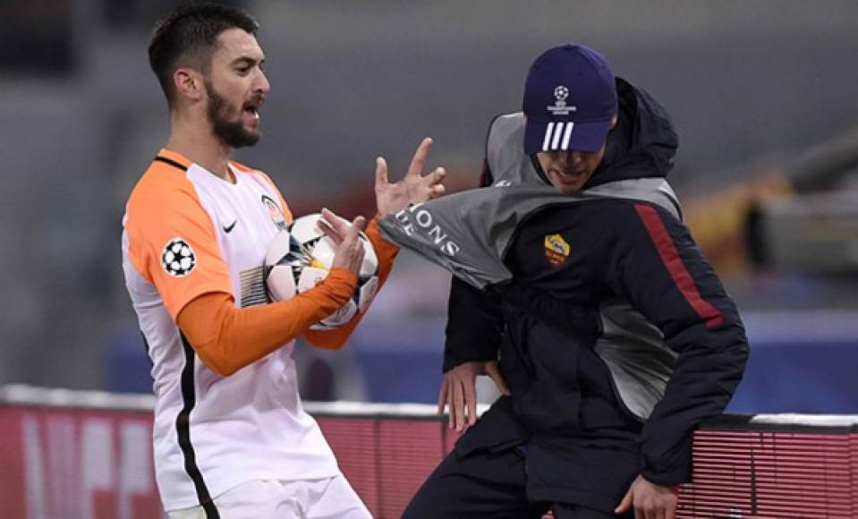 Facundo Ferreyra: Delantero argentino en su etapa en el Shakhtar Donestk en pleno partido de Champions ante la Roma agredió a un recogepelotas. Le propinó un empujón a uno de los recogepelotas por encima de la valla publicitaria, tirándolo al suelo.