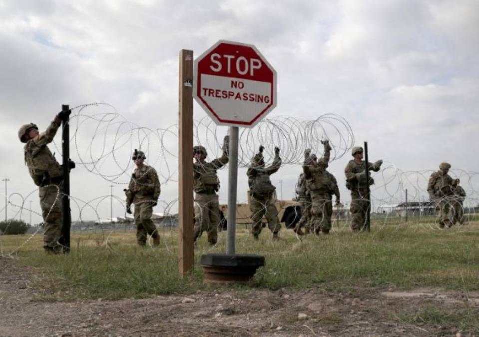 Los militares comenzaron a cercar la frontera con alambre de púas como una de sus primeras tareas en el operativo 'Patriota Fiel'.
