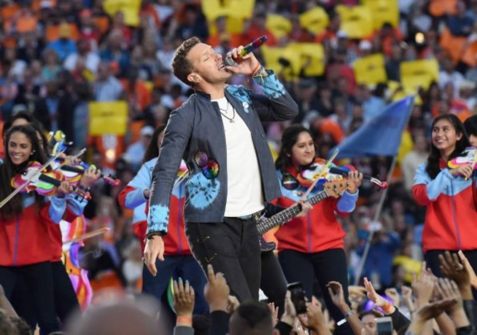 Chris Martin de Coldplay en el espectáculo de medio tiempo del Super Bowl.