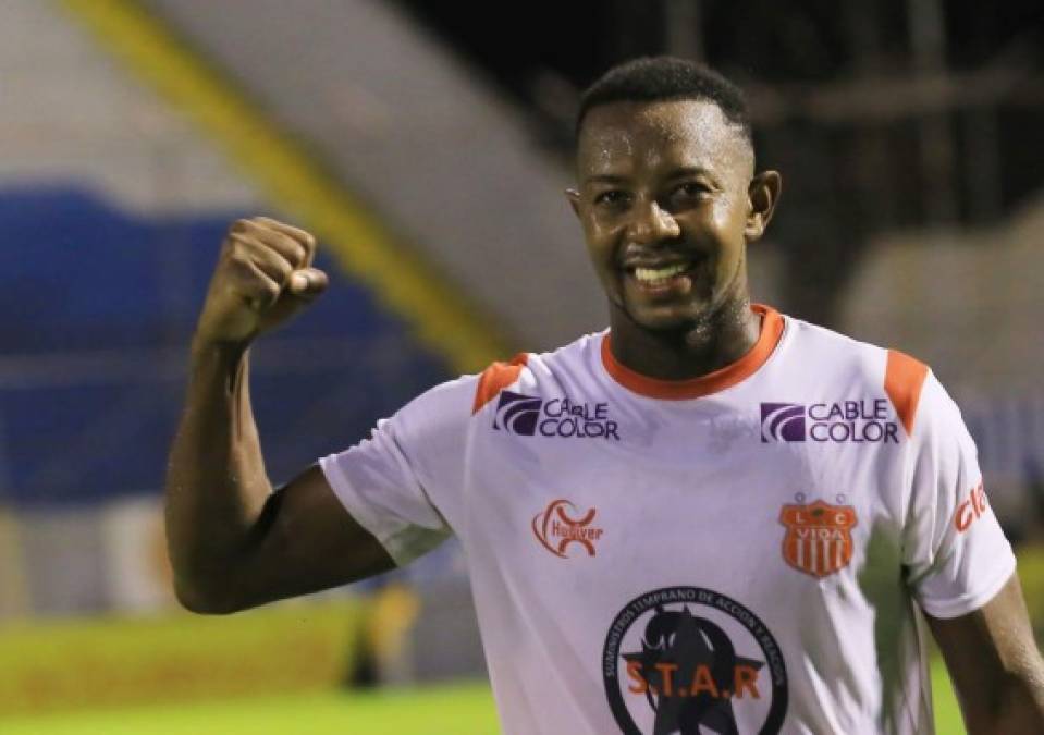 José Velásquez Colón celebrando al final del partido la victoria del Vida en el Morazán. Foto Melvin Cubas