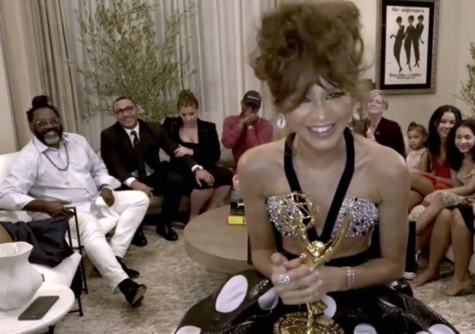 Zendaya celebró su triunfo desde la intimidad de su hogar, rodeada de sus seres queridos. La gala de los Emmy 2020 se realizó de forma virtual y se transmitió en los canales ABC y TNT.