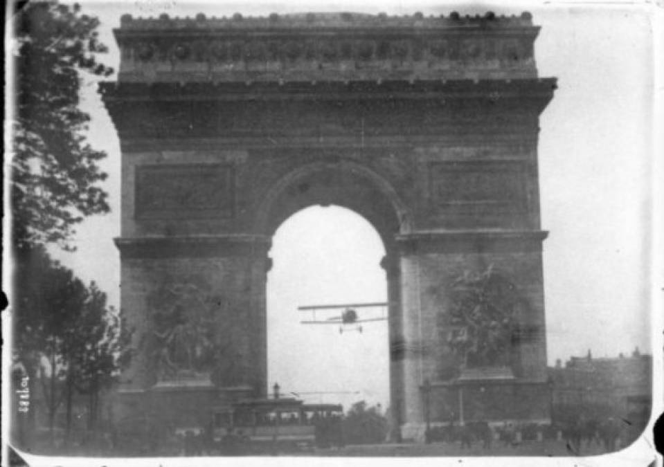 Charles Godefroy en su Nieuport 11 'Bebe' a través del Arco de Triunfo en París el 7 de agosto de 1919. <br/>
