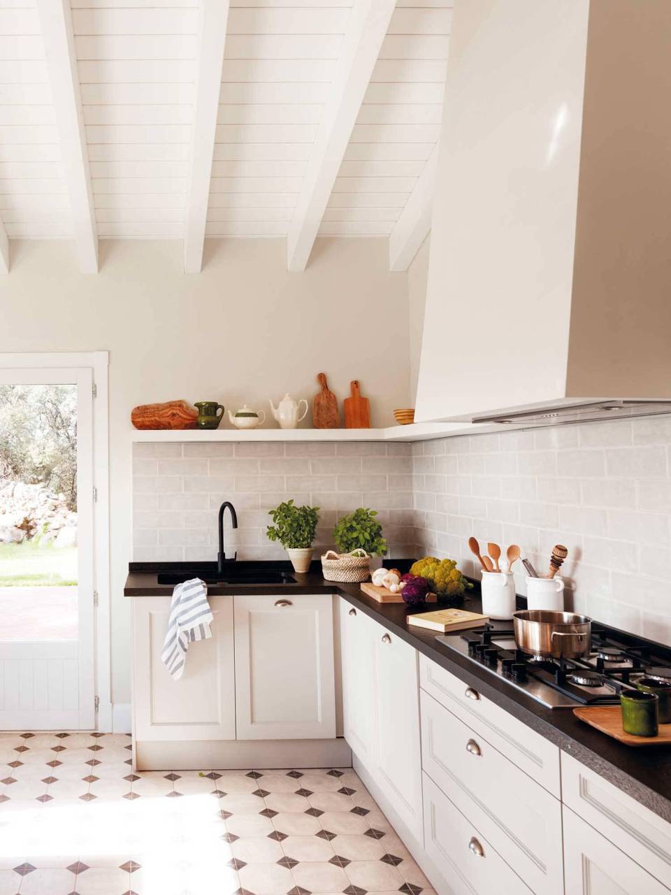 Sin muebles altos. La interiorista Helena Puig dice: “A la hora de proyectar una cocina, cada vez es más frecuente prescindir de la parte superior de almacenaje. Contribuye a crear espacios menos recargados, más limpios y despejados”.