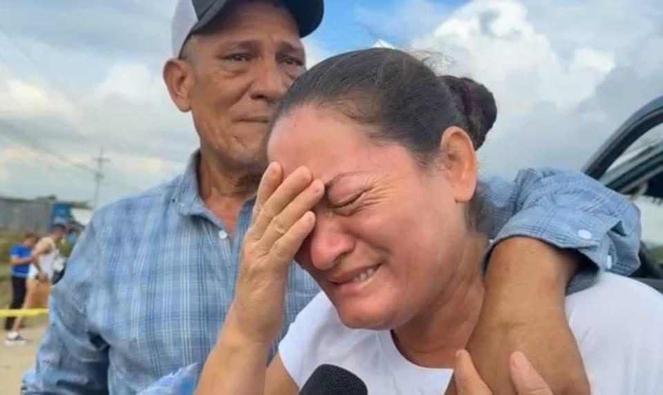 La madre y el padre del joven Iván López llegaron a la escena y en medio de lágrimas reconocieron el cuerpo de su vástago.
