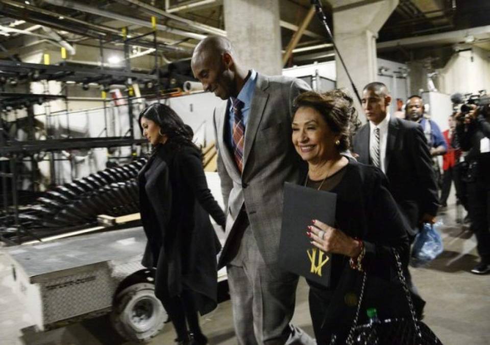 La señora de 67 años de edad recordó a Kobe Bryant: 'El me dijo que durante mi vejez yo tendría el apoyo de él, y que nada me iba a faltar. Sin embargo no ha sido así', lamentó.