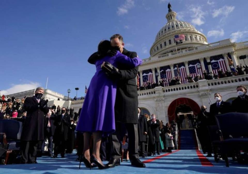 Kamala Harris prestó juramento como vicepresidenta de EEUU llevando un conjunto morado que captó la atención.