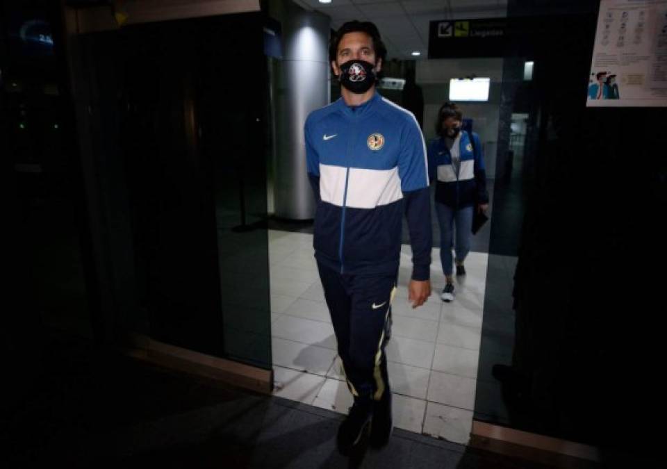 El argentino Santiago Solari, entrenador del América, al momento de salir del aeropuerto capitalino.